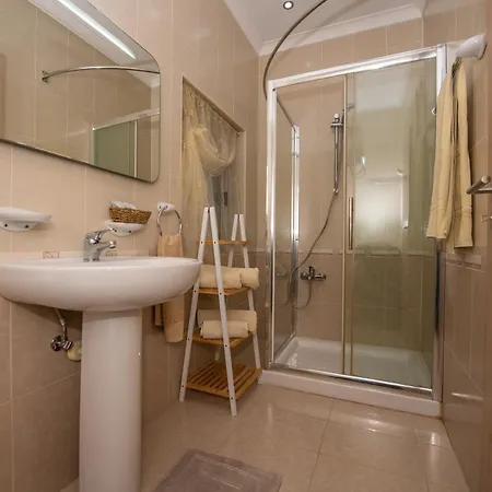 Francis Flats Modern Penthouse